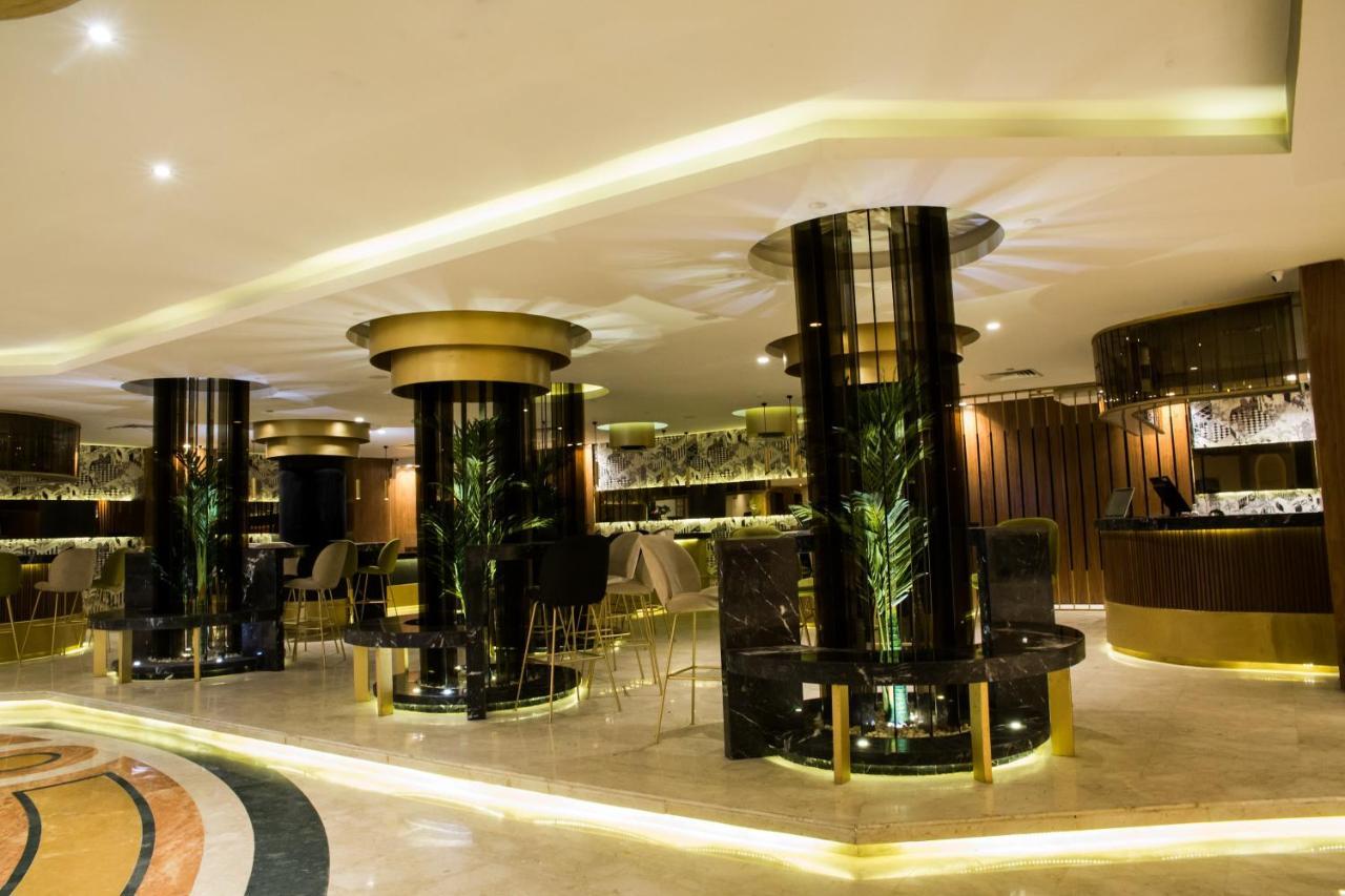 Pyramisa Suites Hotel Cairo Giza Exterior photo The lobby of the hotel
