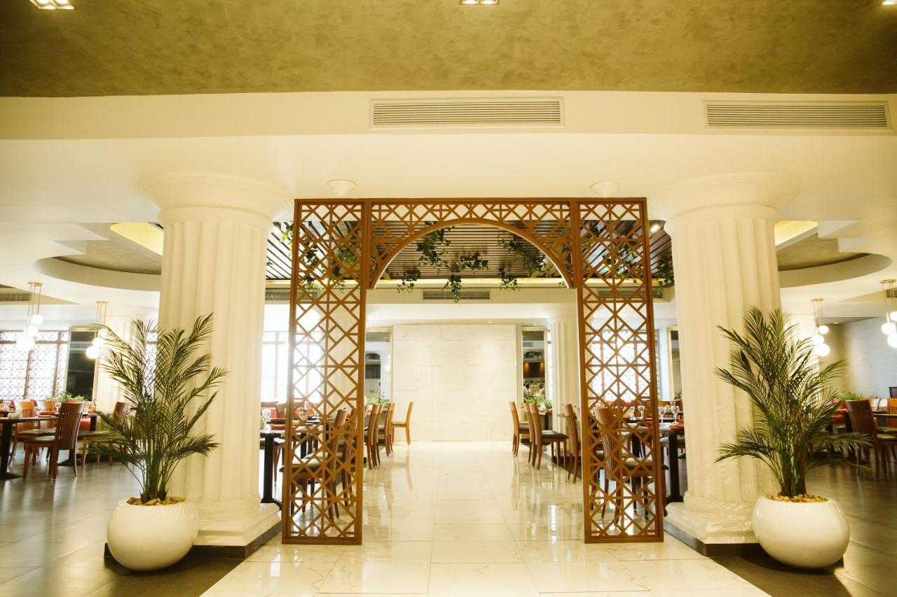 Pyramisa Suites Hotel Cairo Giza Exterior photo The restaurant