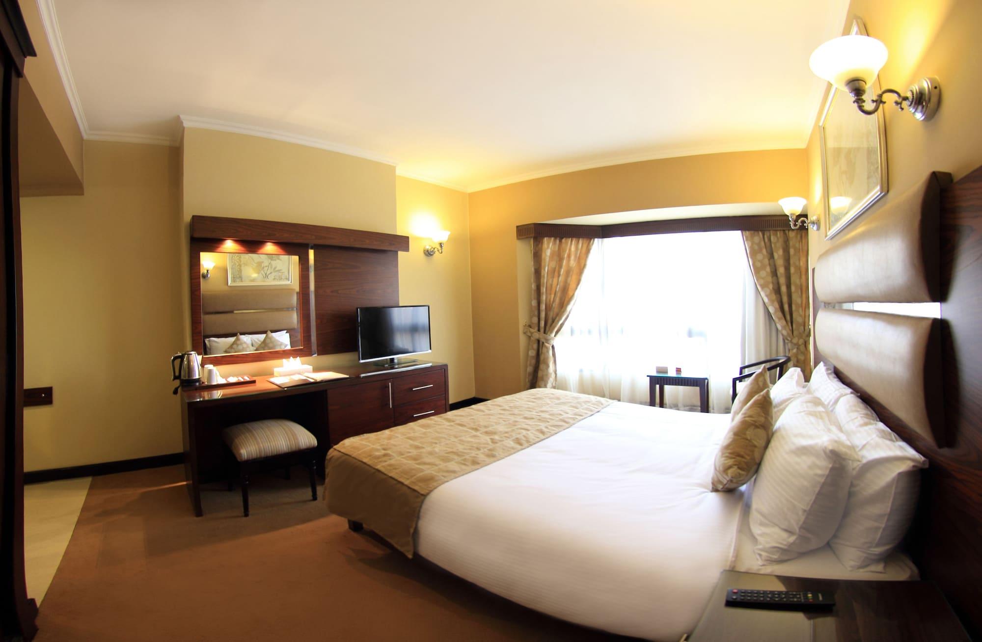 Pyramisa Suites Hotel Cairo Giza Exterior photo A room at the hotel