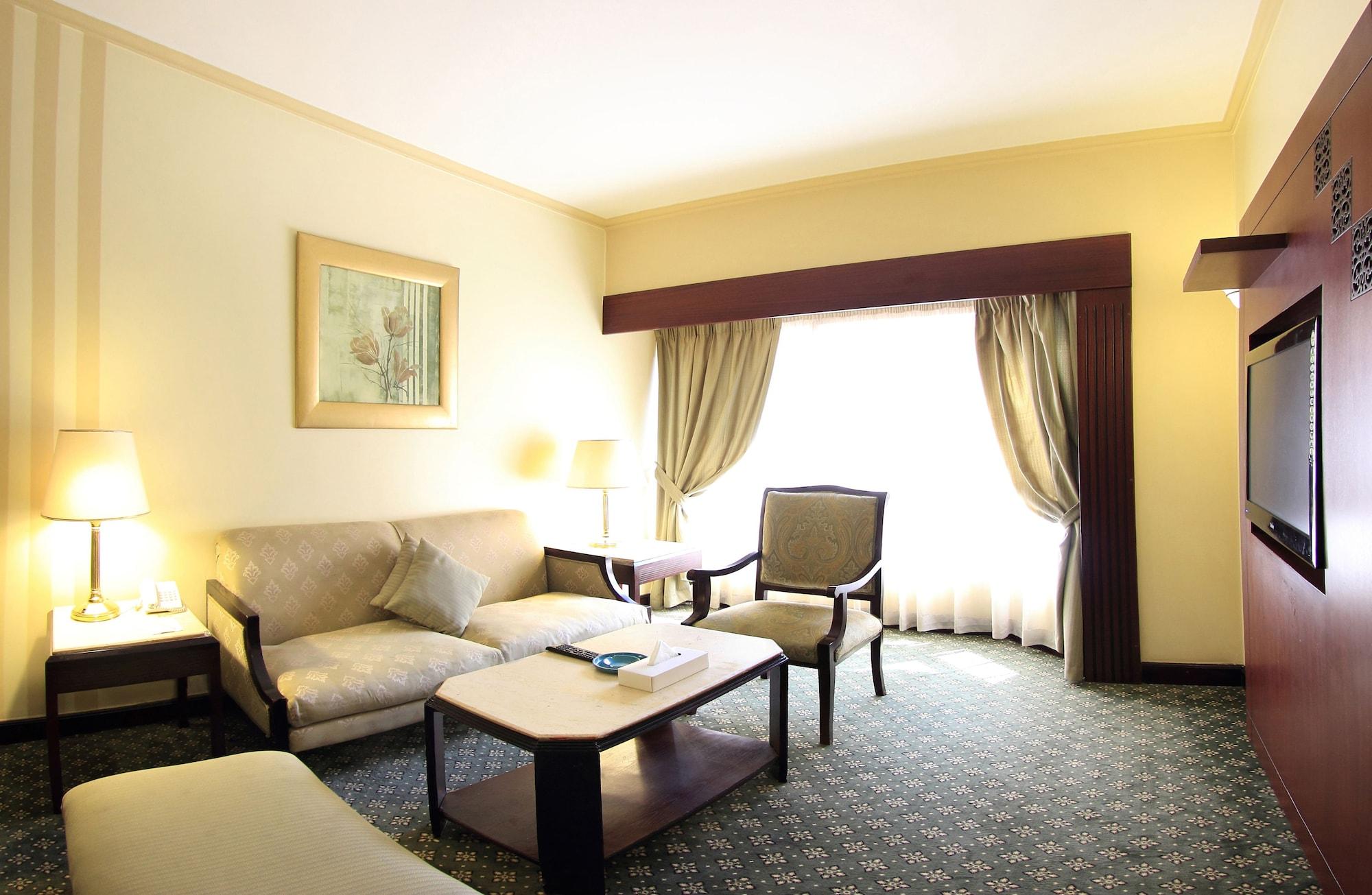 Pyramisa Suites Hotel Cairo Giza Exterior photo A room at the hotel