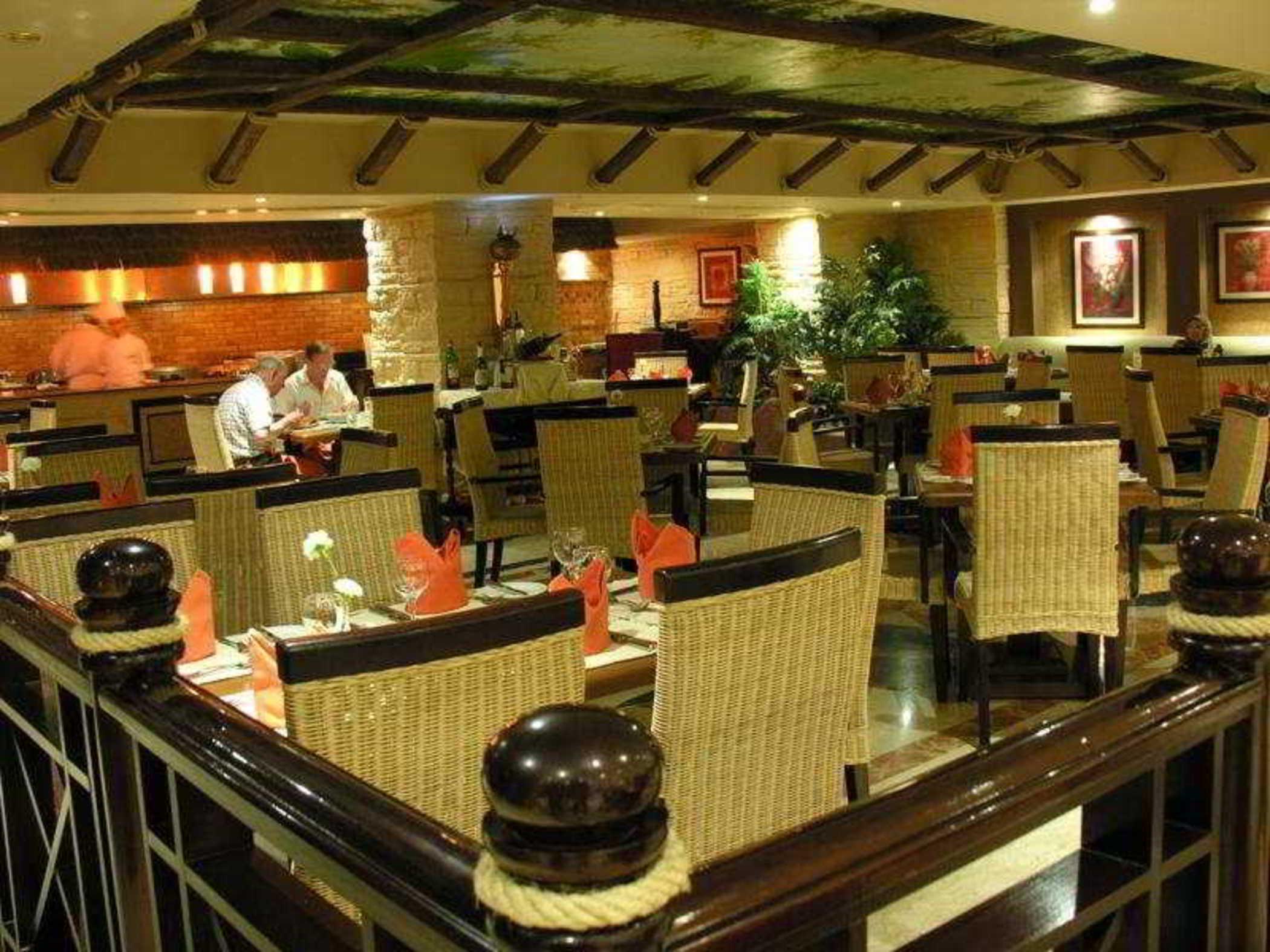 Pyramisa Suites Hotel Cairo Giza Exterior photo The restaurant