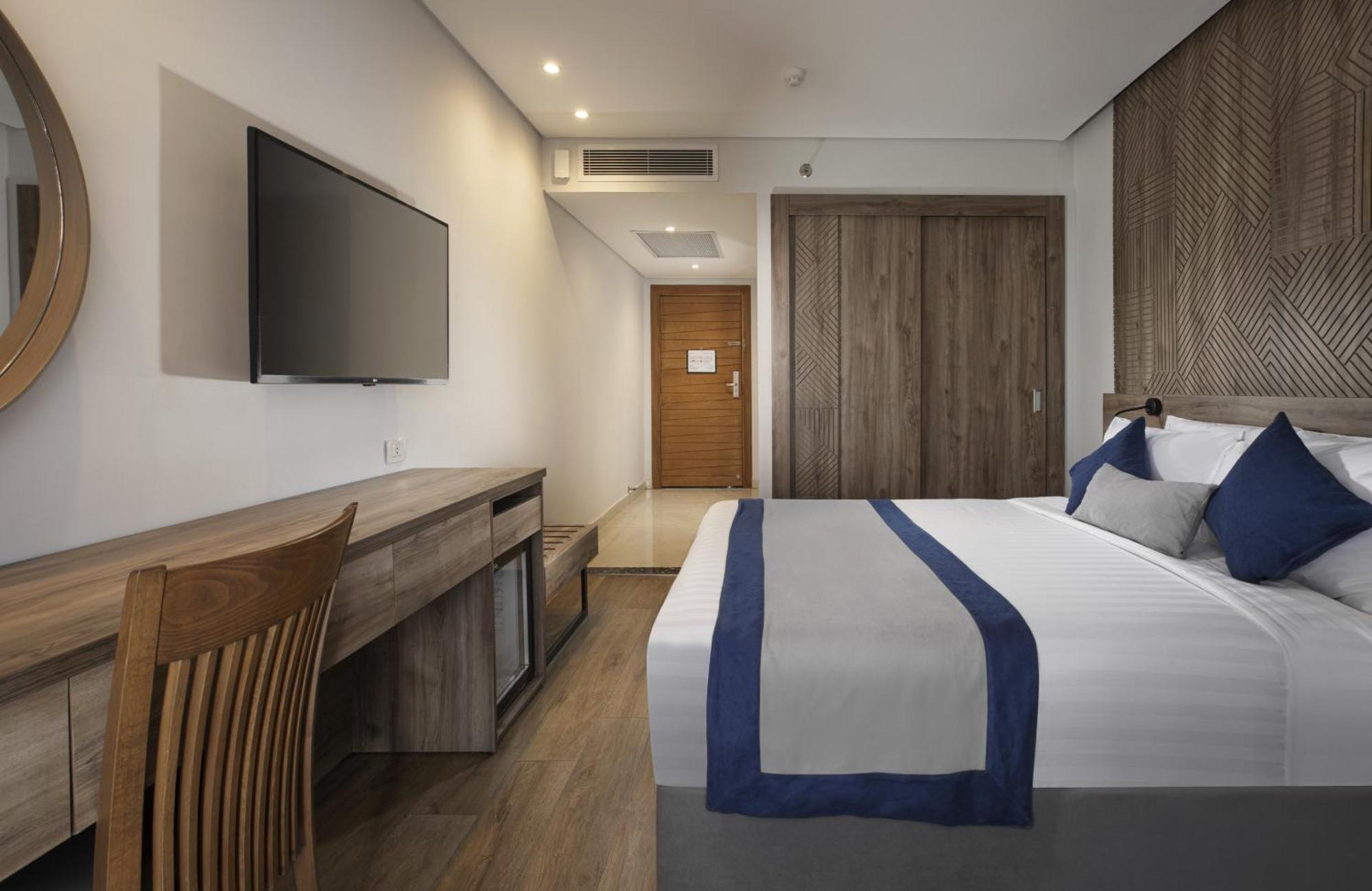 Pyramisa Suites Hotel Cairo Giza Exterior photo A room at the hotel