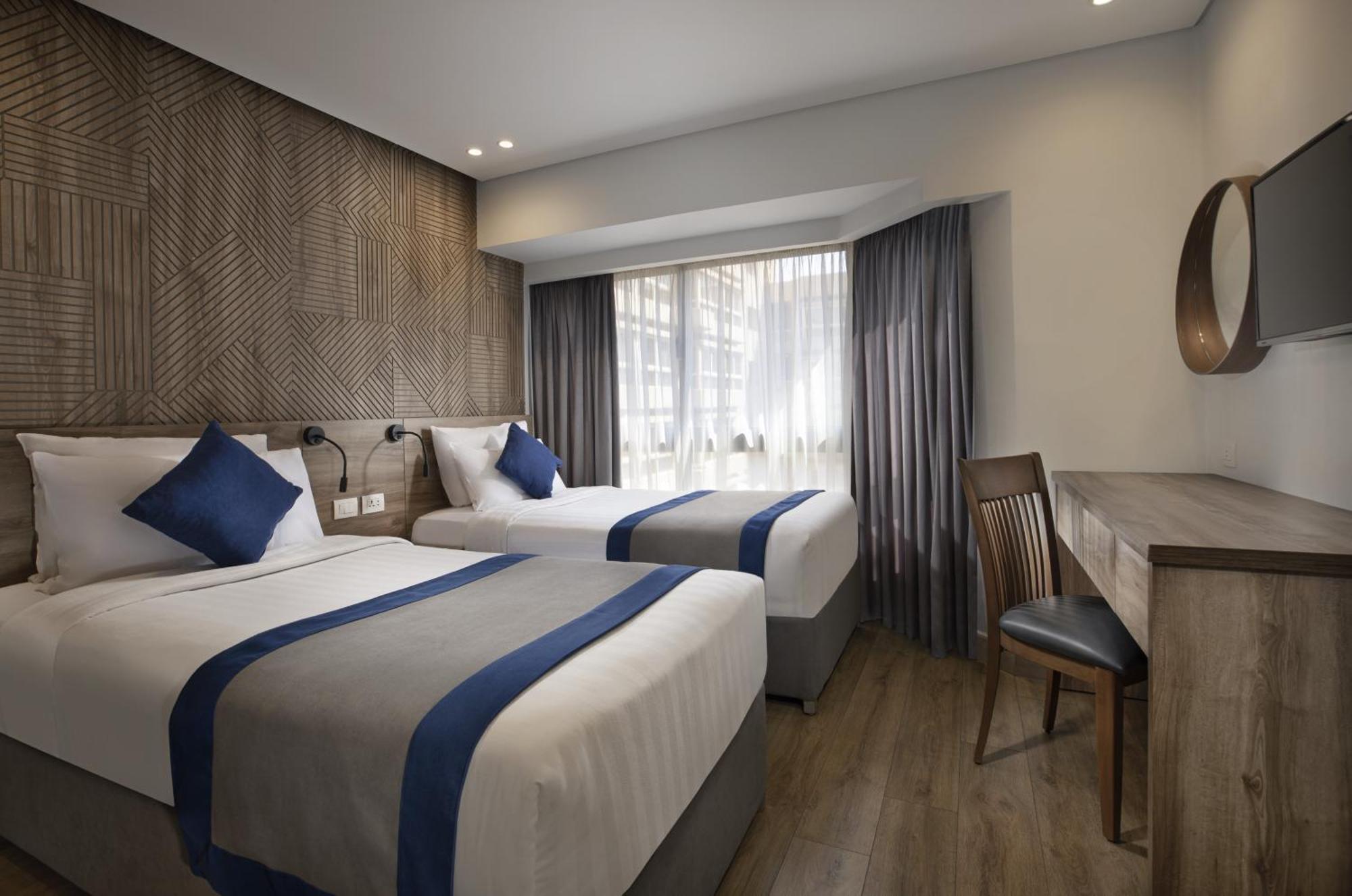 Pyramisa Suites Hotel Cairo Giza Exterior photo A room at the hotel