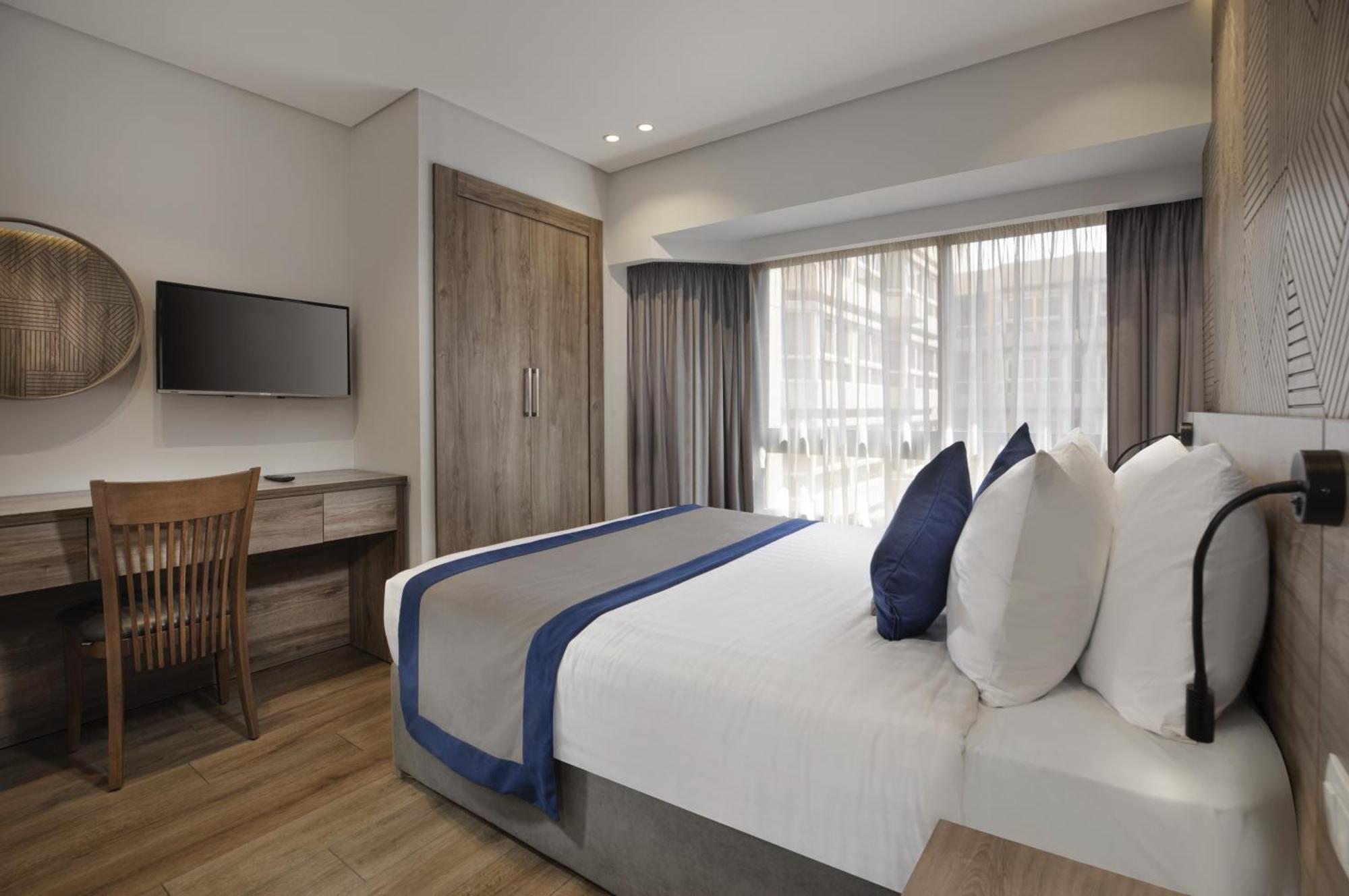 Pyramisa Suites Hotel Cairo Giza Exterior photo A room at the hotel