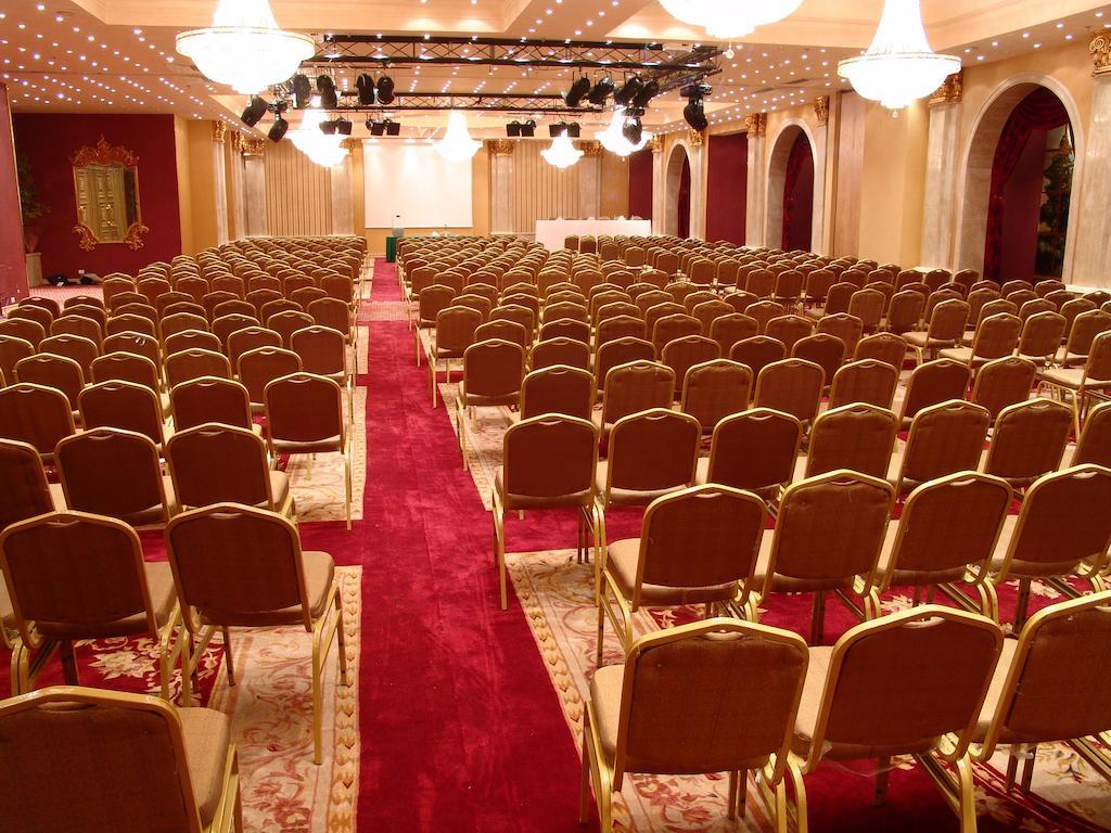 Pyramisa Suites Hotel Cairo Giza Facilities photo The ballroom